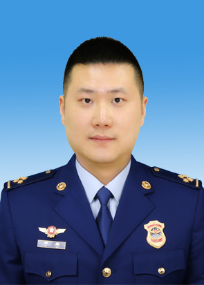 顾   磊